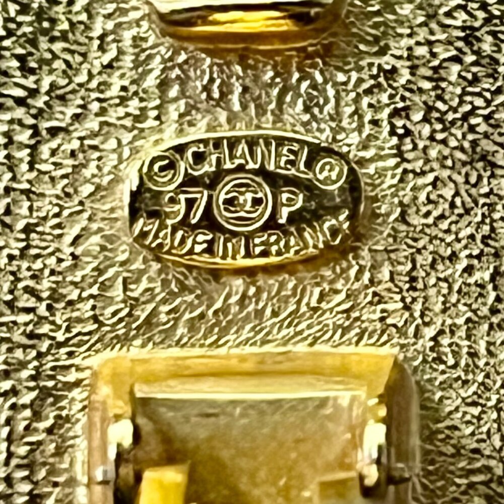 CHANEL Vintage 97A Clip-On Earrings • Black Enamel • Mother of Pearl • CC Logo - Picture 7 of 8